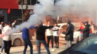 Asker uğurlamasında yolu kapatıp, çiftetelli oynadılar