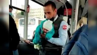Otobüs şoförü aracı durdurup bebeği sakinleştirdi