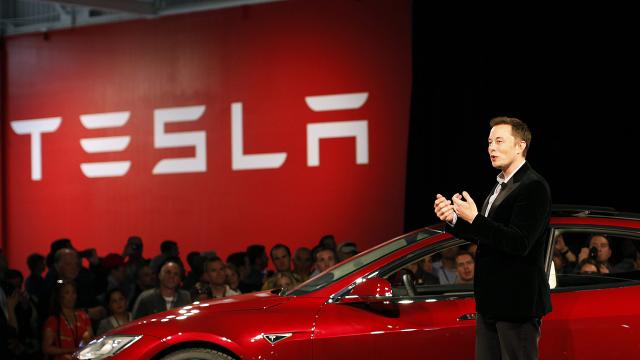 Teslanın başı Elon Muskın Twitter paylaşımlarıyla dertte
