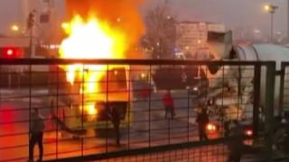 İETT otobüsünde çıkan yangına beton mikseri ile müdahale