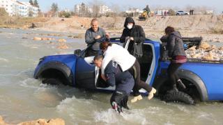 Akıntıya kapılan araçta mahsur kalanları itfaiye eri sırtında taşıdı