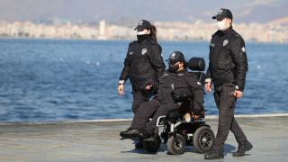 Polislik özlemini her gün gittiği karakolda gideriyor