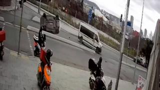 Servis aracıyla çarpışan otomobil takla attı