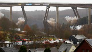 Almanya'da viyadük saniyeler içinde yıkıldı