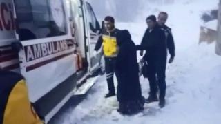 Yolu kapanan köydeki hasta için seferber oldular