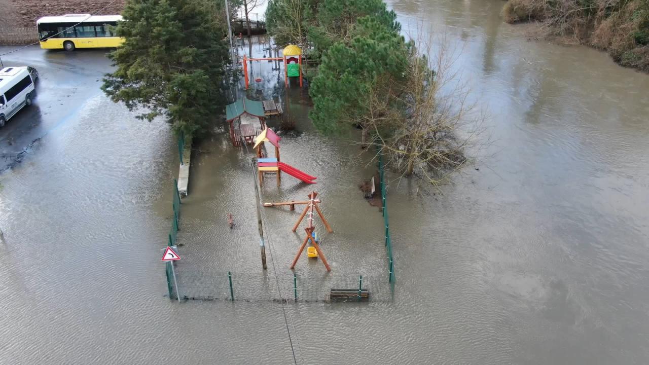Beykoz'da dere taştı, mahalle su altında kaldı
