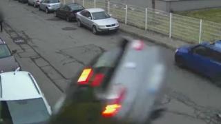 Kontrolden çıkıp uçan araç kaldırımda yürüyen kişiye çarptı