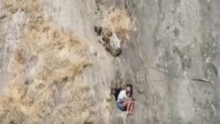 Dağ yamacında 45 saat mahsur kalan genç kurtarıldı