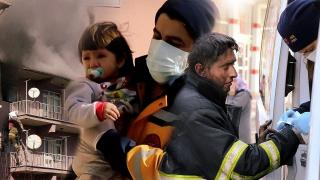 Yangında evde mahsur kalan anne ve kızı kurtarıldı