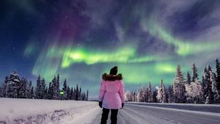 İsveç'te gökyüzü yeşil ve beyaz ışıkların dansı ile aydınlandı