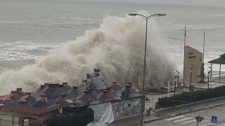 Kastamonu'da dalgaların boyu 5 metreyi aştı: Derin göçükler oluştu