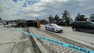 Devrilen hurda yüklü kamyonun altında kalmaktan son anda kurtuldu