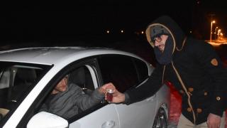 Köy imamı yolda mahsur kalan sürücülere ikramda bulundu