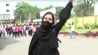 Hindistan'da başörtüsü nedeniyle sözlü tacize uğrayan Khan: Korkmuyorum