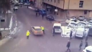 Taksisini bağlamak isteyen trafik polisini yerde sürükledi