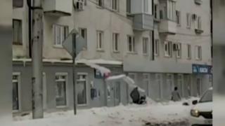 Rusya'da anne ve bebeğinin üzerine buz sarkıtı düştü