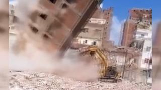 Suudi Arabistan'da bina iş makinesinin üzerine devrildi