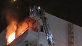 Antalya'da bina yangını: Çatıda mahsur kalan iki kişi kurtarıldı