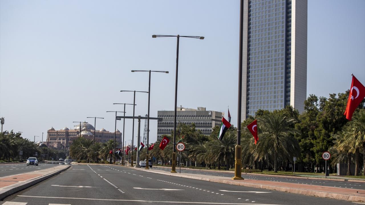 Caddeler Türk bayraklarıyla donatıldı