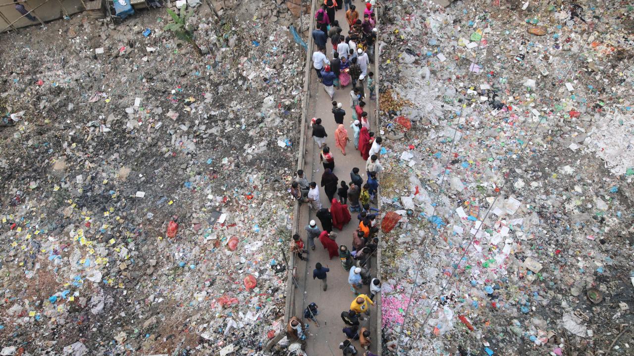 Buriganga Nehri çöplerden görünmüyor