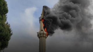 Tadilat gören caminin minaresi alev aldı
