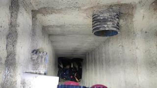 Kanalizasyon çukuruna düşen kadın kurtarıldı