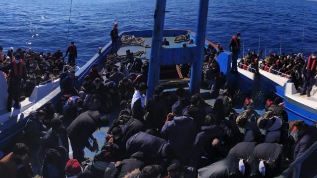 İzmir açıklarında 588 düzensiz göçmen karaya çıkarıldı