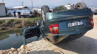 Dereye düşen otomobilin sürücüsünü vatandaşlar kurtardı