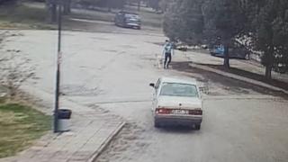 Aracını köpek gezdiren antrenörün üzerine sürdü