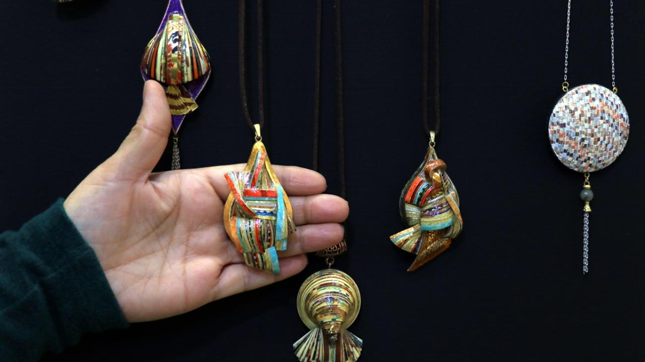 "İnsanların çöpe attığı kağıtları mücevhere dönüştürmeye çalışıyorum"