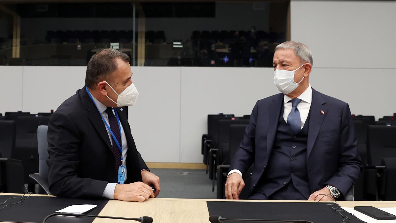 Bakanı Akar Yunan mevkidaşı ile bir araya geldi