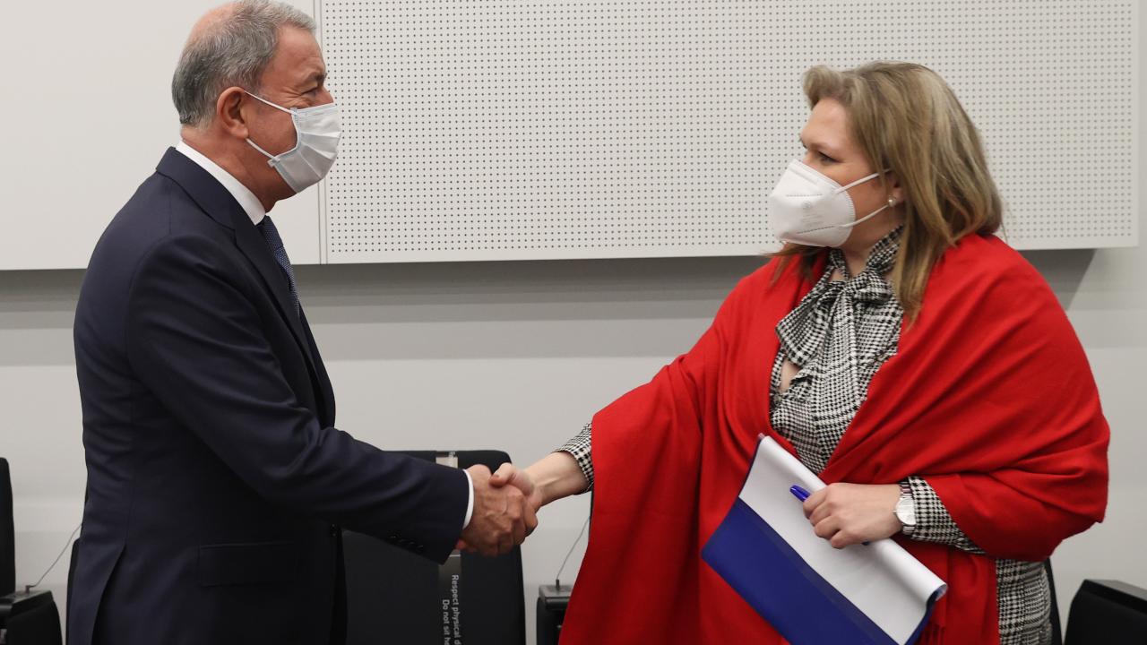 Kuzey Makedonya Savunma Bakanı Petrovska