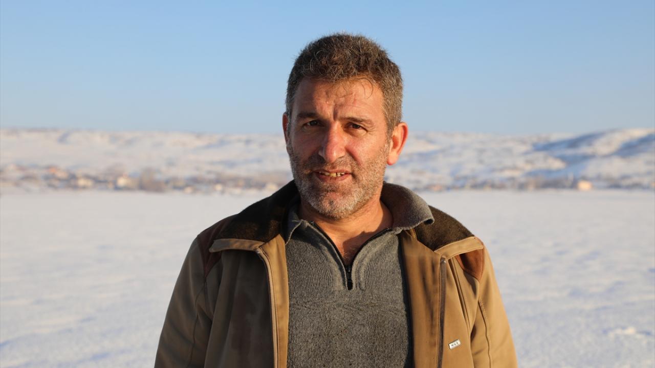 Çocuk yaştan bu yana mendereslerde balık avlıyorlar