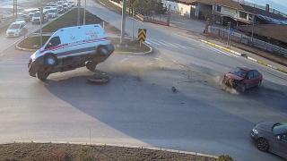 Otomobil ile çarpışan ambulans devrildi: 5 yaralı