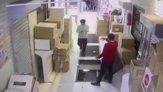 Telefonuyla ilgileniyordu, kendini alt katta buldu