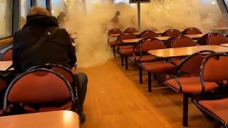 Almanya'da fırtına: Dev dalga vapurun camına çarptı