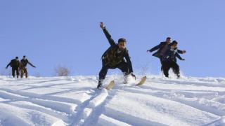 Tahtadan yaptıkları kayak takımlarıyla karı eğlenceye dönüştürüyorlar