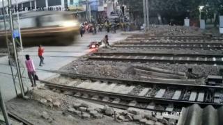 Hemzemin geçitte trenin altında kalmaktan son anda kurtuldu