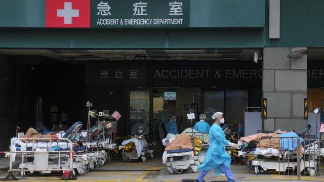 Hong Kongda COVID-19 endişesi: Hastanelerin yükü artabilir