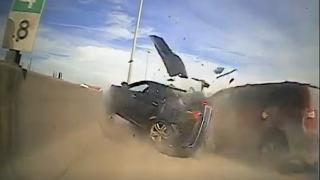 ABD'de trafik polisi kazadan kıl payı kurtuldu