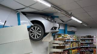 Çekmeköy'de otomobil markete daldı