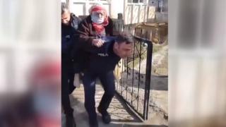 Polis yangında mahsur kalan kadını sırtında taşıyarak kurtardı