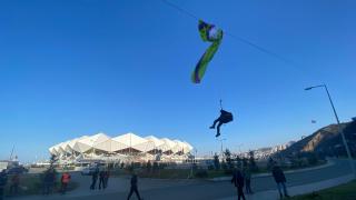 Tellere asılı kalan paraşütçü kurtarıldı