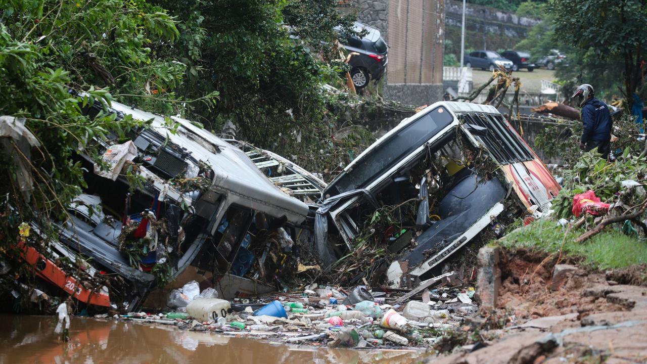 Otobüsler sular altında kaldı