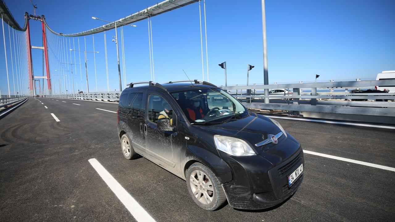 Bakan Karaismailoğlu, köprüden yürüyerek kıta değiştirdi