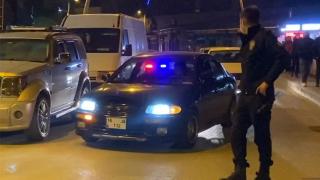 Ehliyetsiz çakarlı araç kullanan sürücüye öfkeli anne tepkisi