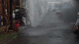 Boru patladı, tazyikli su metrelerce yükseğe fışkırdı