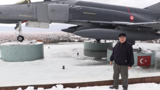 Kullandığı savaş uçağını 29 yıl sonra görünce duygu dolu anlar yaşadı
