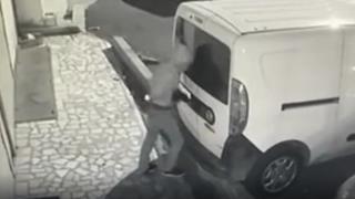 İstanbul'da park halindeki 14 otomobili soydular