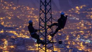 İki kadının karlı dağlardaki zorlu mesaisi